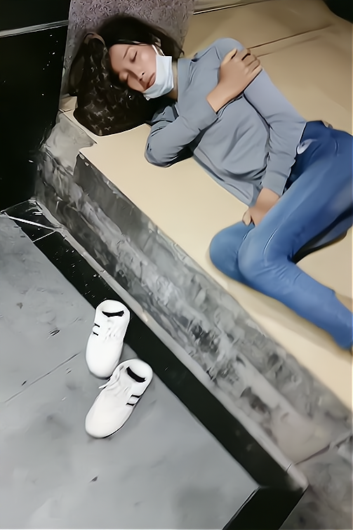 深圳:女子深夜独自睡在街头,长相清秀模样可怜,被骗后流落街头