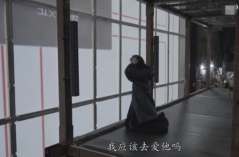梅婷|梅婷话剧排练太卖力,跪在地上大声嘶吼,老公暖心安慰恩爱十足