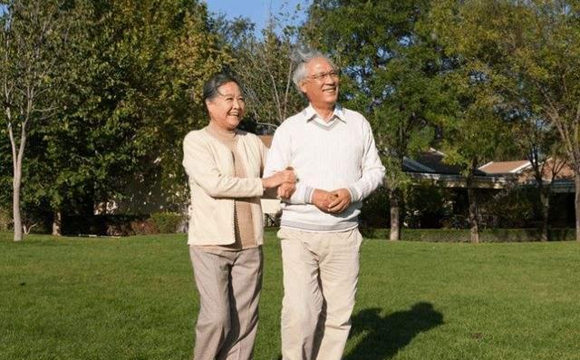 运动|经常散步到底好不好?医生忠告:过了65岁,散步时要注意4点