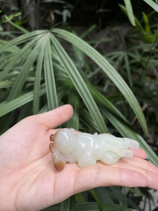 和田玉籽料|和田玉籽料童子戏绣球把件