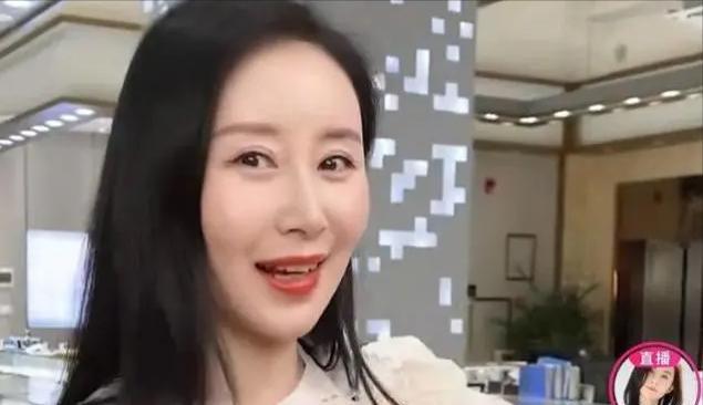 舒畅|《魔幻手机》中的“傻妞”,如今成卖货一姐,女神舒畅经历了啥?