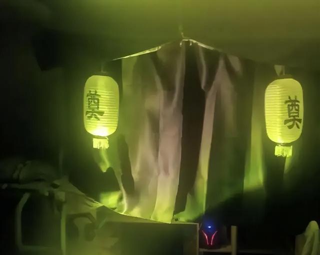 大学生宿舍流行“阴间”装修，让老师瑟瑟发抖，气氛烘托到了极点