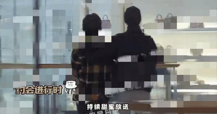 |糖度爆表！许嵩冯禧逛街拥抱，知情人透露男方每周至少陪女友三天