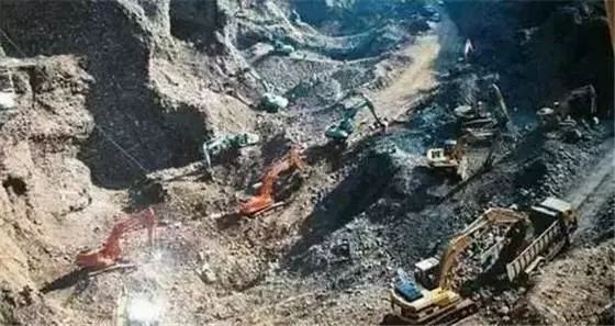 星月菩提|翡翠原石的开采现场,天价石头就是这样挖出!