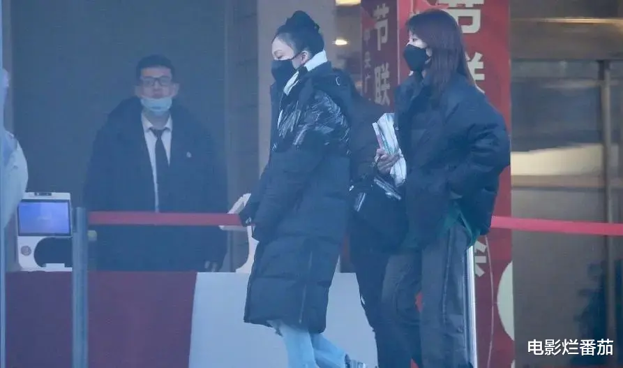 春晚|春晚四次联排：赵丽颖一笑迷人，张小斐美目顾盼，朱一龙走路生风