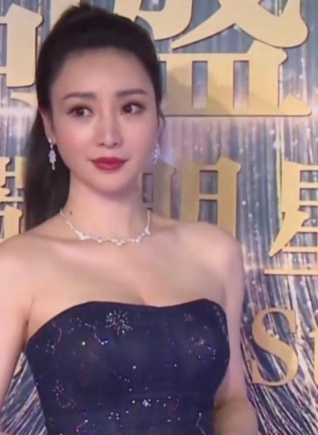 柳岩 柳岩露肩裙出席活动，好身材自己都痴迷，网友：别再减肥了