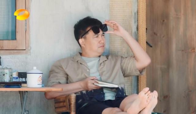 张艺兴|张艺兴醒来空腹喝冰水，导致肚子绞痛，何炅担心着急到飙长沙方言