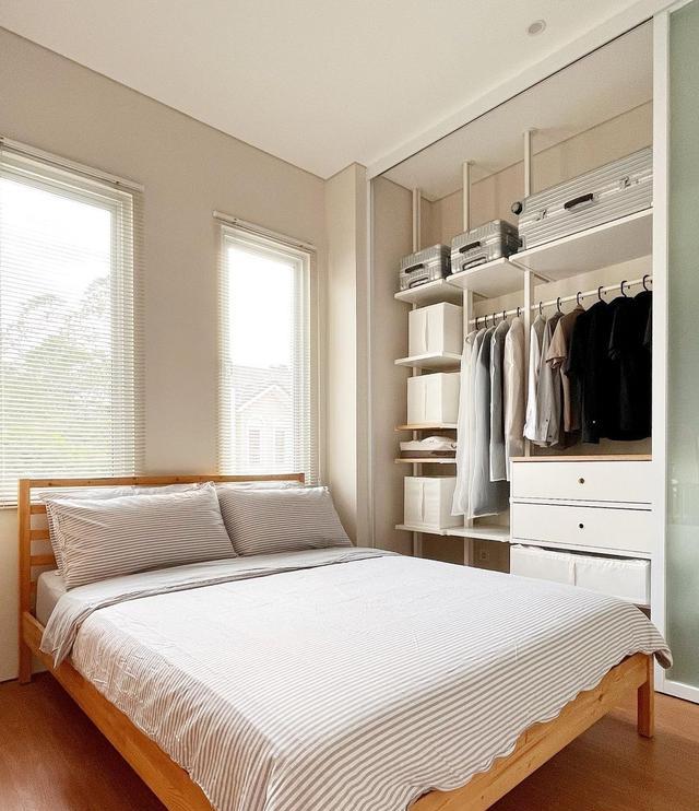 109上下2层,院子搭雨棚放洗衣机,室内只刷白墙,越住越喜欢!