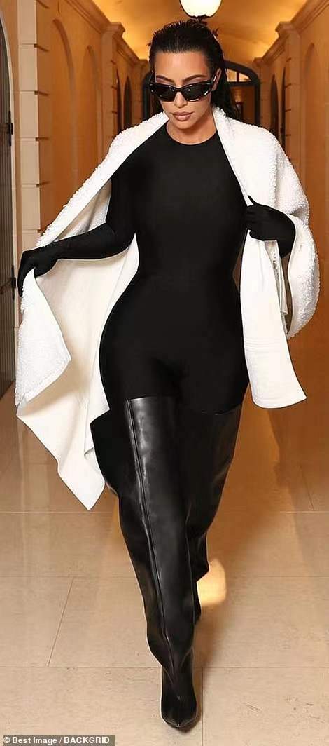 金·卡戴珊|41岁金·卡戴珊穿“胶带衣”吸睛 懒理前夫“活埋”威胁专心搞事业