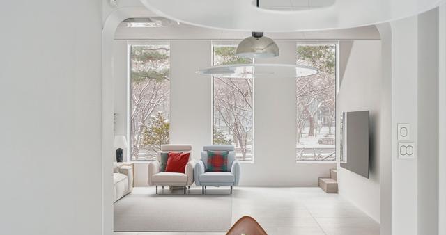 300自建房,挑高客厅全屋白色显极简,天井院子相当舒适!