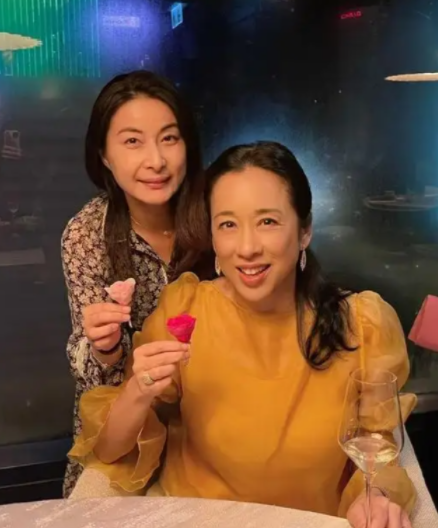 黄奕|郭晶晶妈妈和婆婆罕见合体,同穿黑色一个高贵一个质朴,气质差距太大