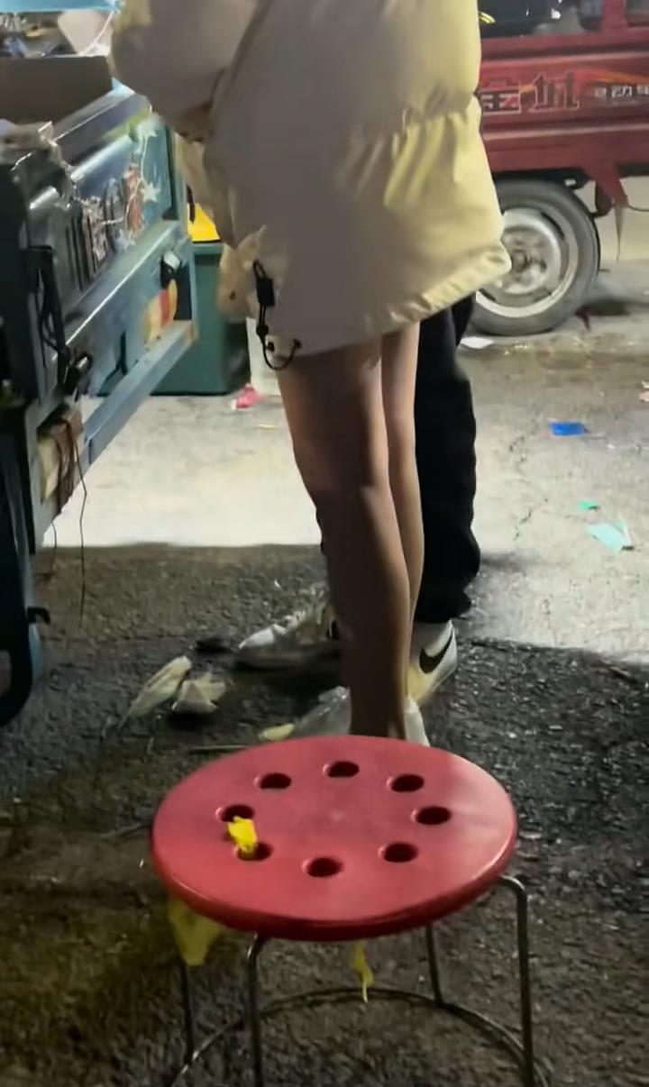 女子身裹羽绒服光腿买夜宵,冻得发抖催老板快点:我要赶回去加班