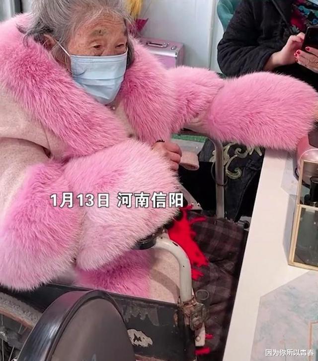 美容 90岁老人穿着粉色皮草衣服，坐着轮椅去做美甲：活得还不如老太太