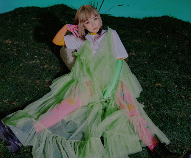 何洁|何洁公开全家福,三个孩子共用一张脸,长得都像妈妈