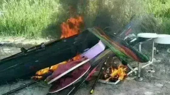 |钓鱼钓得家都不回，老婆一怒之下把钓具全都烧了！