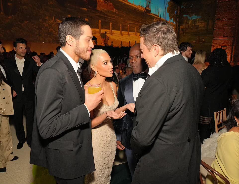 金·卡戴珊|金卡戴珊身穿复制的复制玛丽莲梦露连衣裙与男友皮特参加慈善晚宴