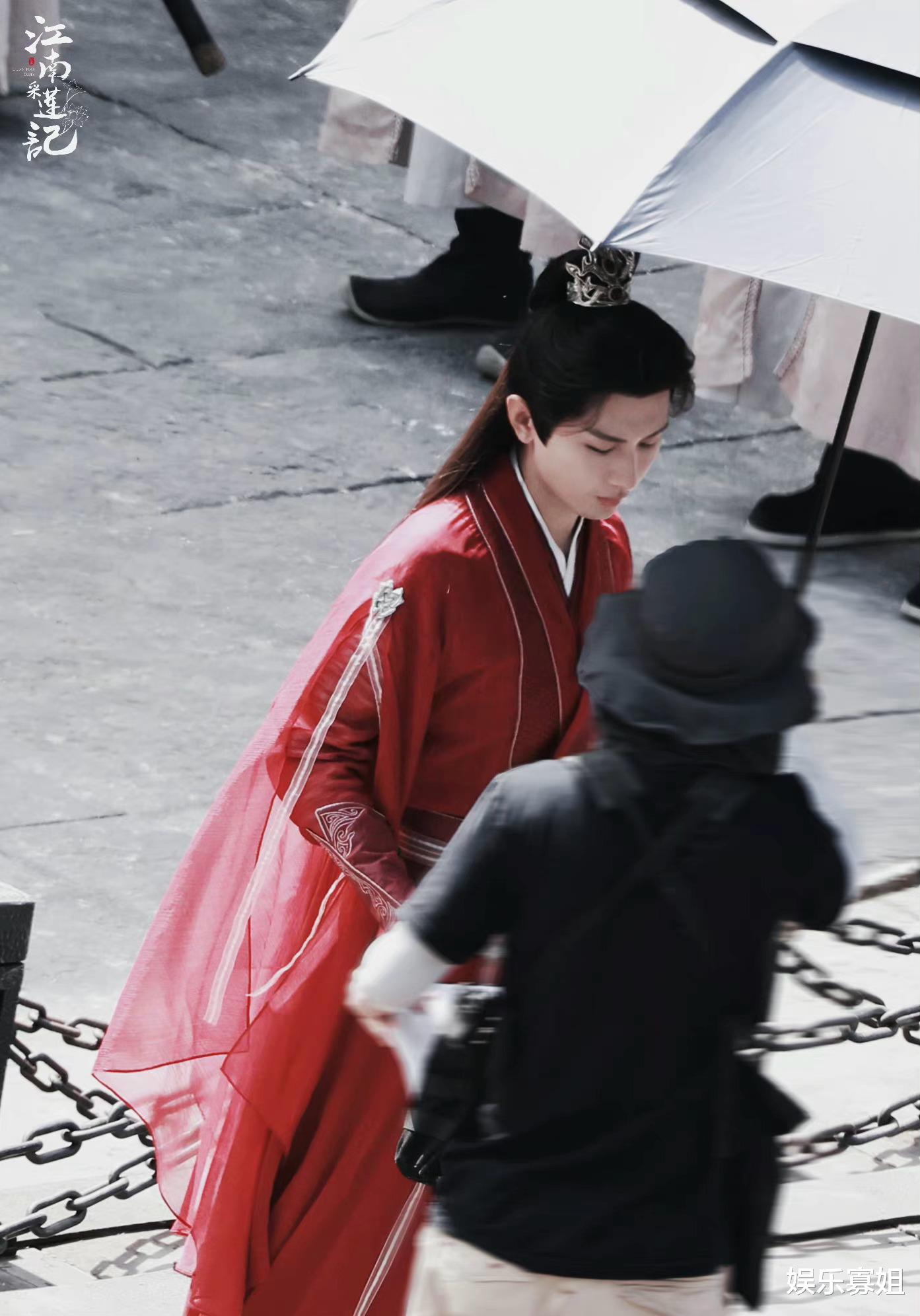 成毅|成毅《莲花楼》红衣造型饭拍，红衣执剑，少年的古装仪态超好