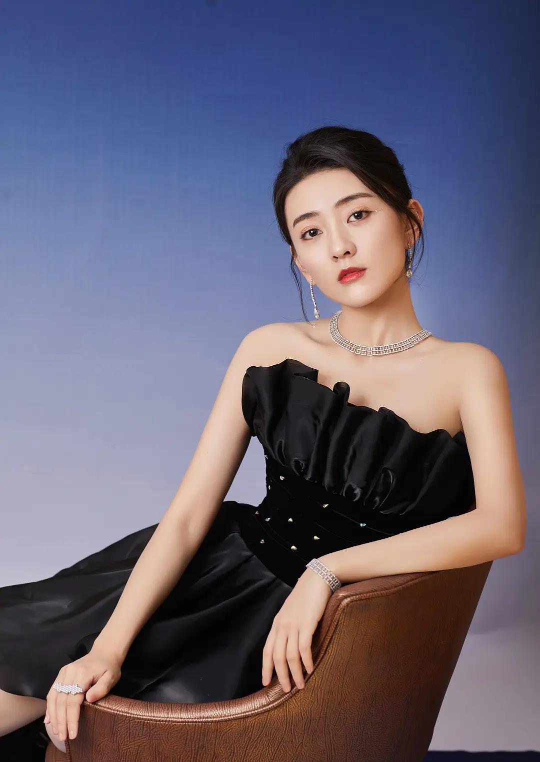 美丽|梁洁，清纯美丽，婉约娴雅