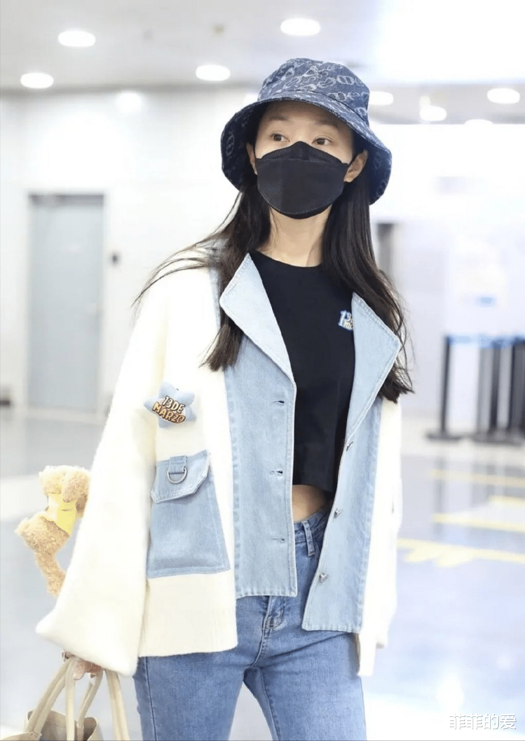 宋轶|瘦得皮包骨!宋轶穿露脐装现身机场,“蚂蚁腰”真的太吸人眼球了