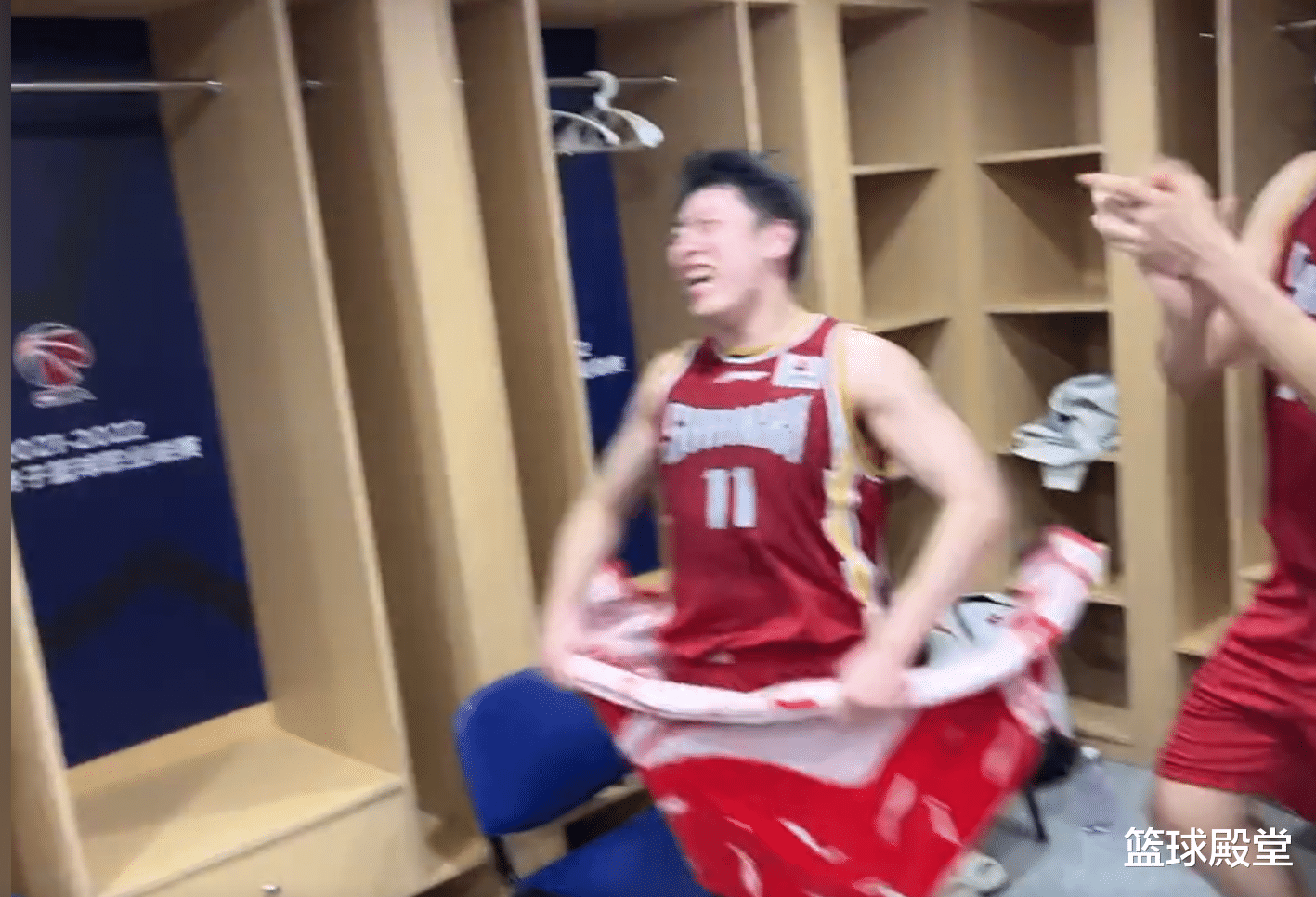 山西男篮|山西更衣室庆祝！领导强调别泼水，众将狂嗨，杨学增获功臣待遇
