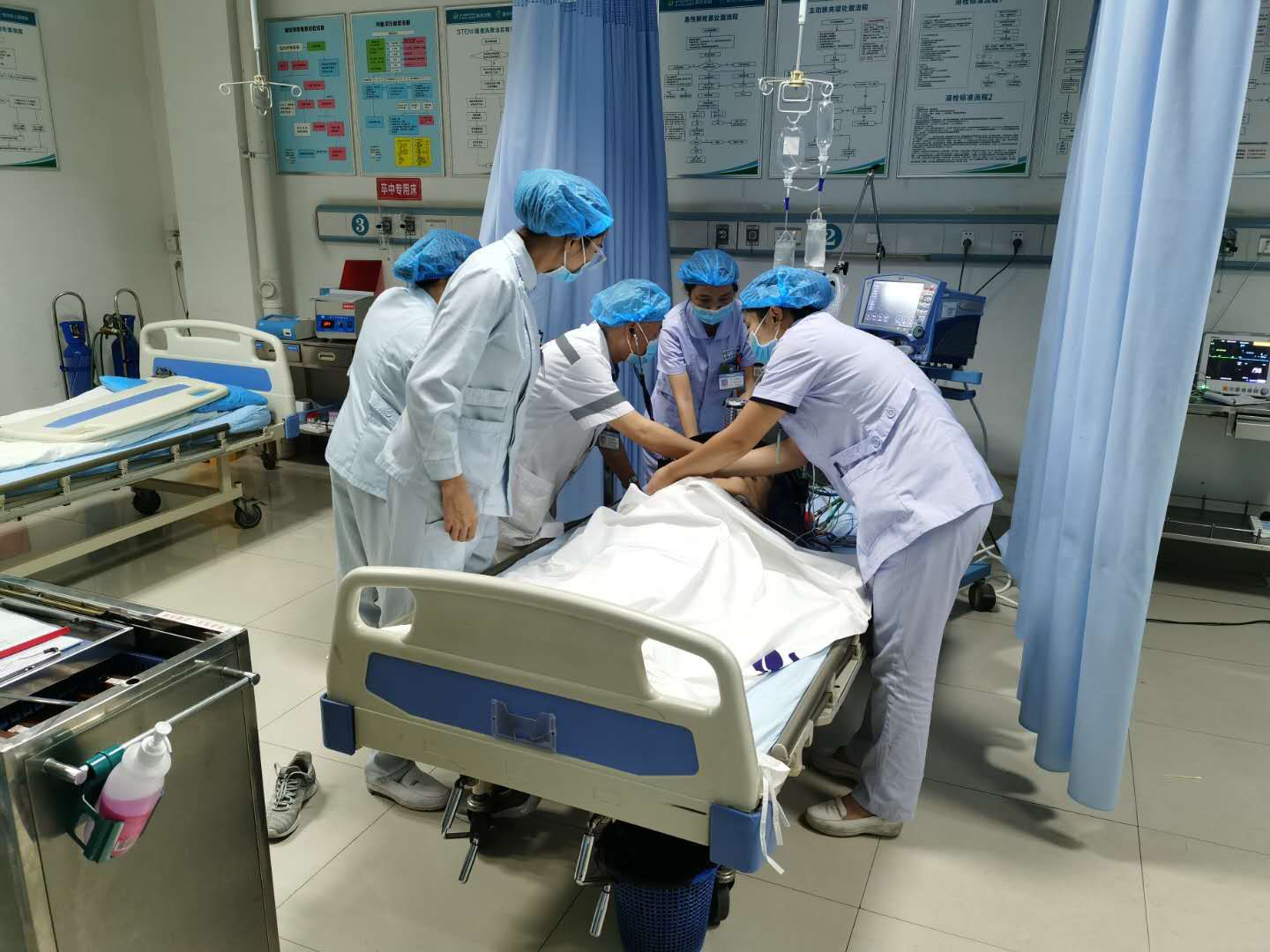 山东女孩翻墙私奔摔成瘫痪,父母不愿养她,男友不离不弃照顾14年