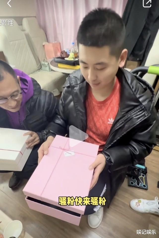 黄晓明|曝黄晓明给叶珂买钻戒,两人戴定制款口罩,口罩上的字超甜蜜