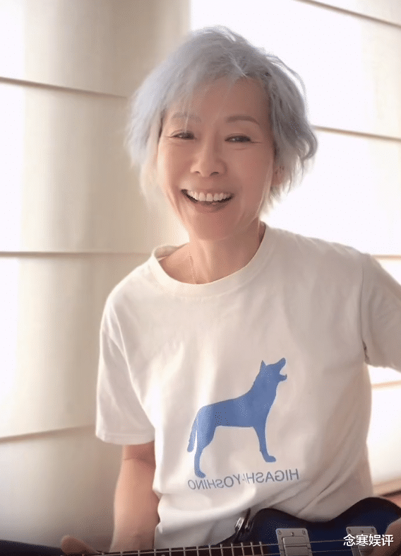 |59岁叶童被误认成刘若英,满头白发满脸皱纹,脾气超好回复谢谢