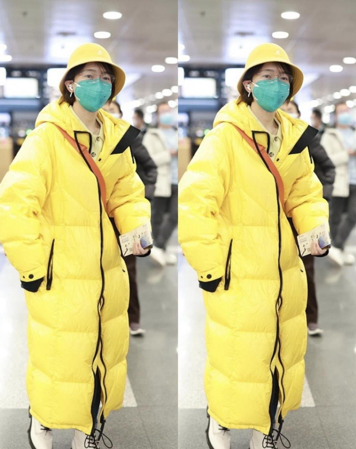 美容 焦俊艳也穿得太可爱了,黄色羽绒服配小黄帽,素颜出镜依旧嫩得很