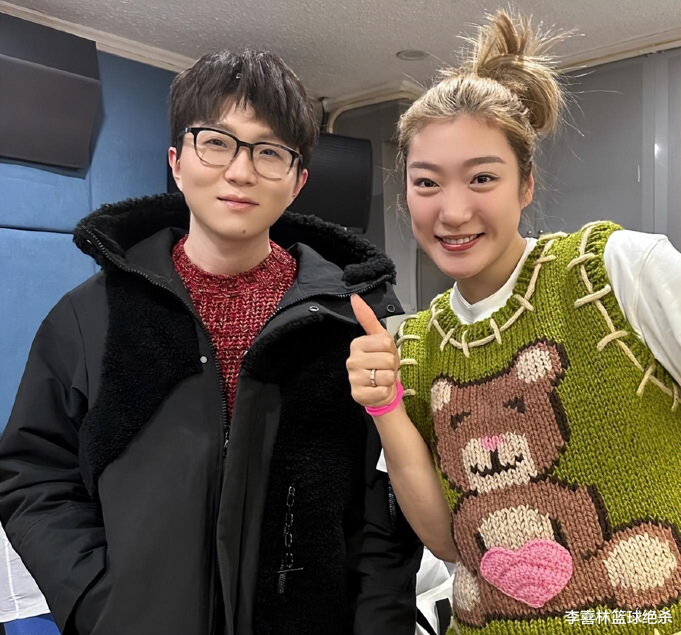 吴磊|女篮上春晚!李梦俏皮合影毛不易,1米82吴磊合影2米07韩旭显娇小