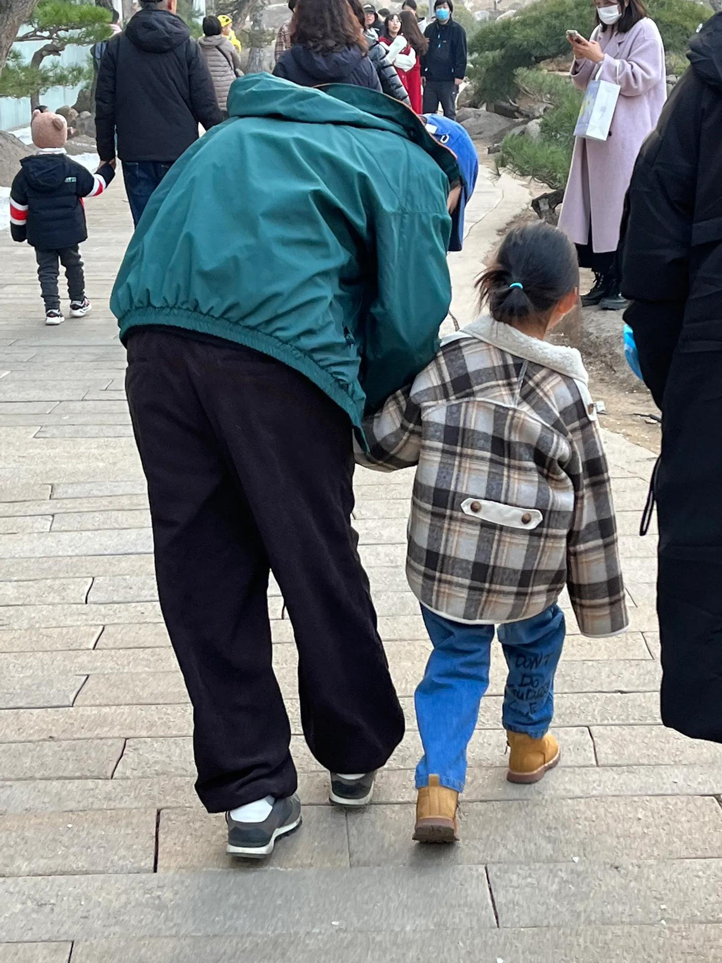 董子健|偶遇董子健带娃出游,父女有说有笑很欢乐,大福打扮随意像爸爸