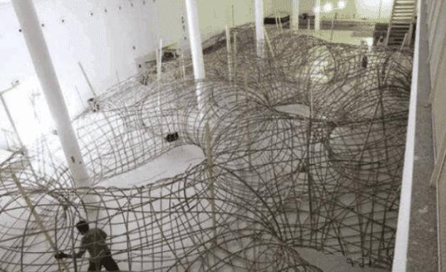 男子买2吨铁丝铺在房子里,邻居们都觉得他疯了,装修完很惊艳!