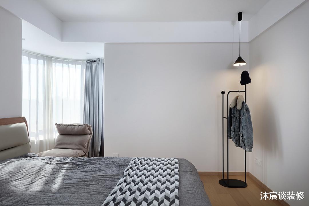 30岁姐姐的新家,全屋刷白配着原木,这样的“穷装”安静又治愈!