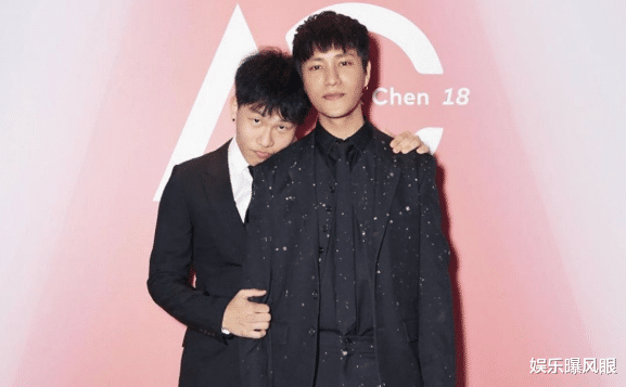 陈坤|陈坤儿子晒20岁生日照，剃寸头带耳钉露纹身，帅气有型酷似父亲