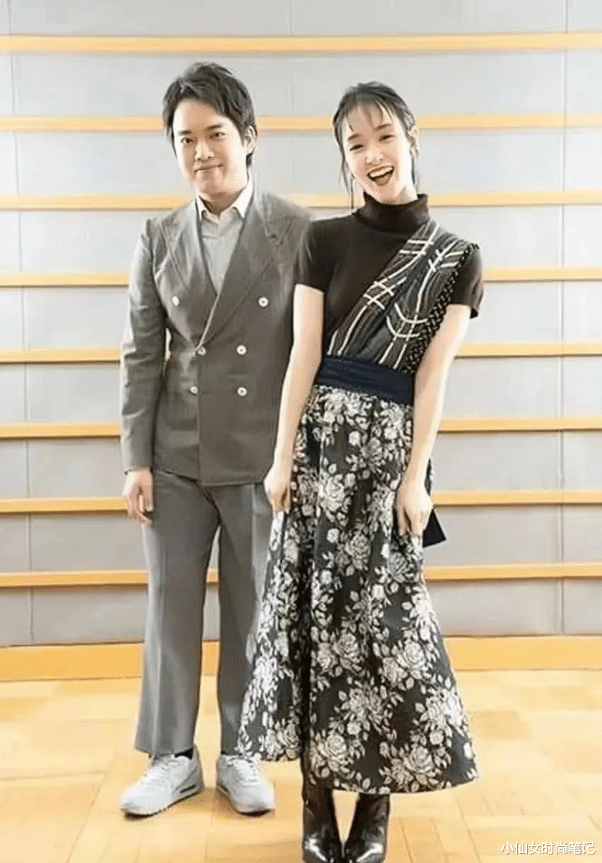 西装 三浦友和小儿子也是时髦人，穿西装配衬衫，微微发福五官遗传谁？