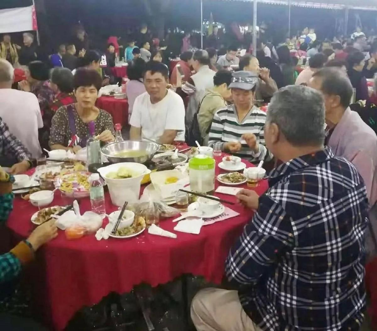 山西大爷一家去吃席,5人造完3斤白酒,居然喝没了14万!为啥?