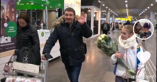 莎莎|莎莎老爸罕见露面！在机场接女儿回家，网友：莎莎绝对是亲生的