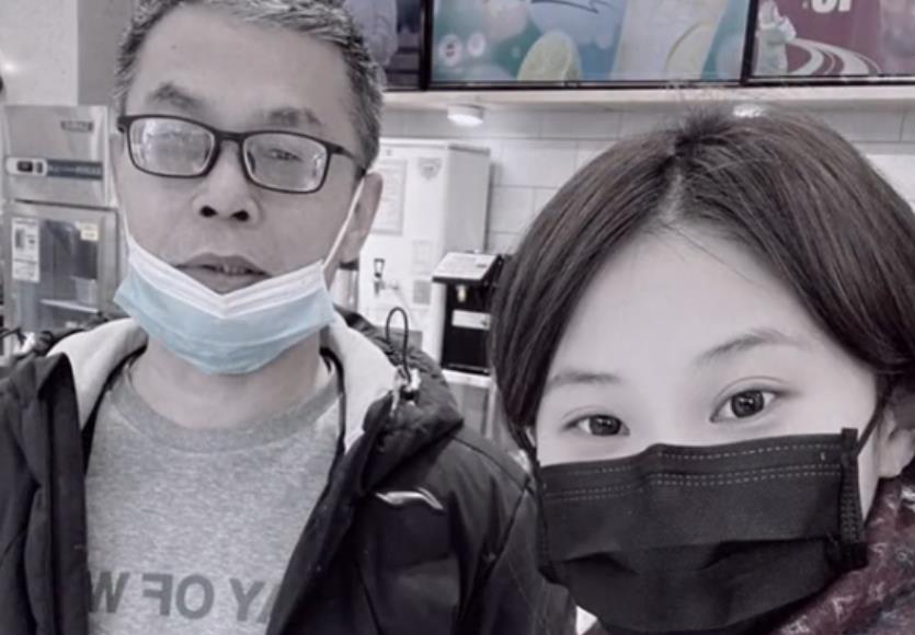 开封|许家妮妮晒与父亲合照，被被黑粉质疑啃老，称许家家教是啃老？