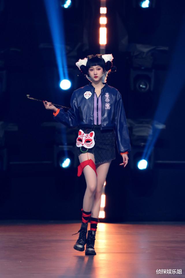 关晓彤|关晓彤懒理被起诉风波晒美照,cos宝青坊主又美又俏,长腿抢镜