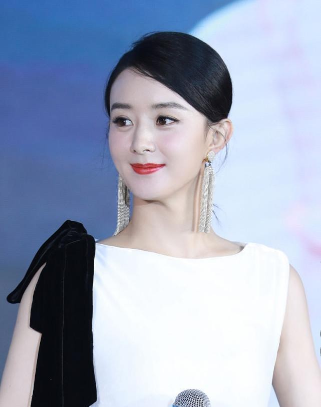 赵丽颖|赵丽颖穿成熟的裙子太美,有种独特的优雅感,换种风格也很美