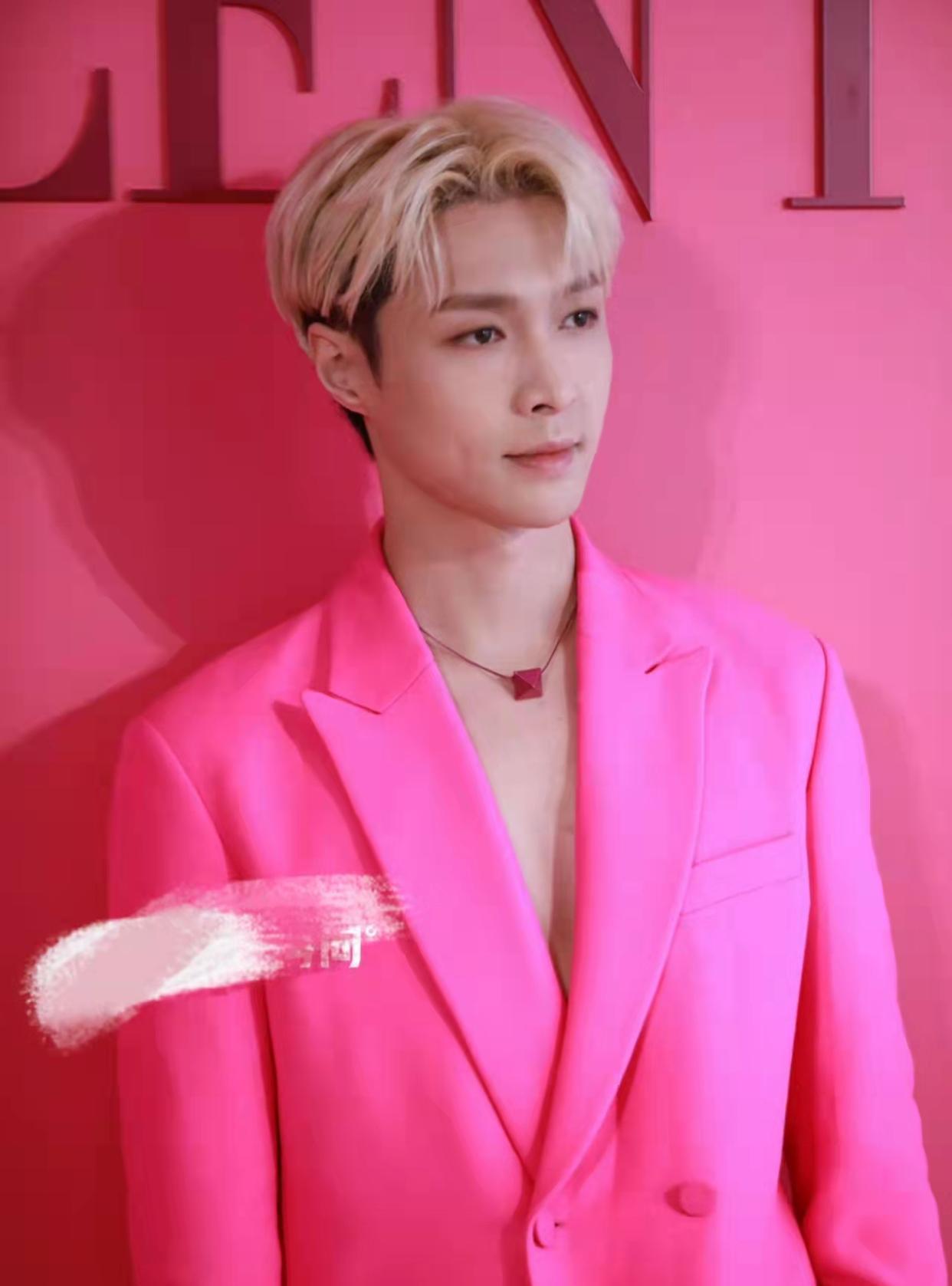 关晓彤|华伦天奴大秀,内娱赢麻了:张艺兴hold住芭比粉,关晓彤靠腿出圈