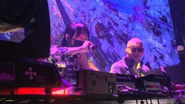 具俊晔|小S分享家庭聚会,姐夫具俊晔亲自下厨做菜,被开玩笑露羞涩笑容