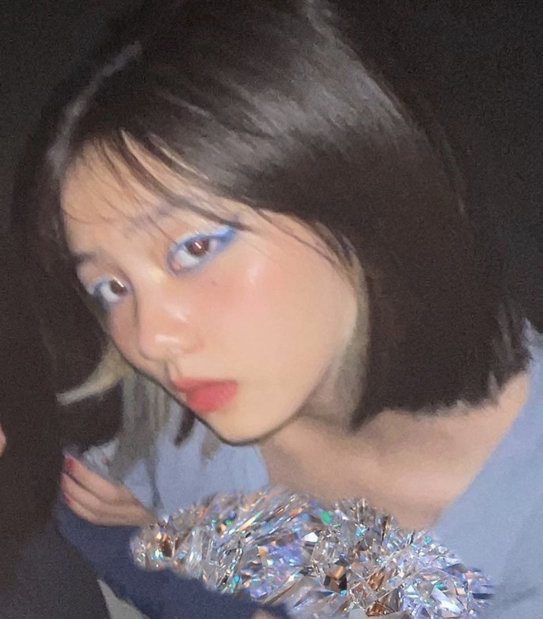埃及艳后 多多晒今昔对比照，曾扮埃及艳后萌态足，如今涂眼影做美甲画风成熟