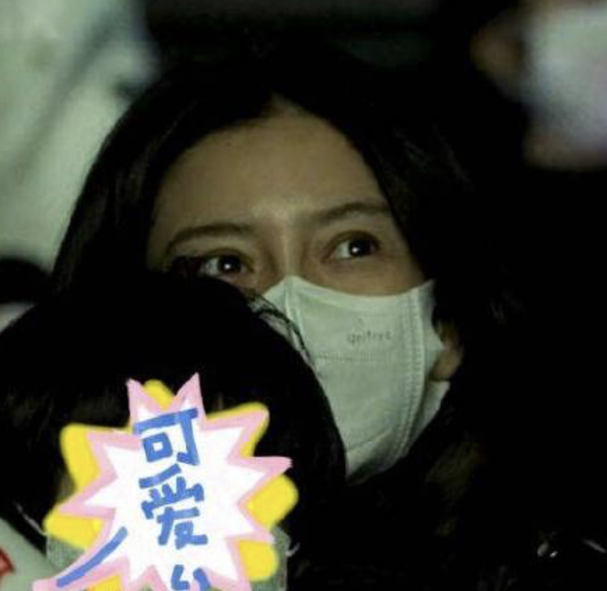 Angelababy|网友偶遇Angelababy带儿子买衣服，夸她漂亮，5岁小海绵头发浓密