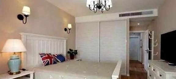 111㎡标准三居室:进门鞋柜很特别,兼具收纳与涂鸦记事本功能