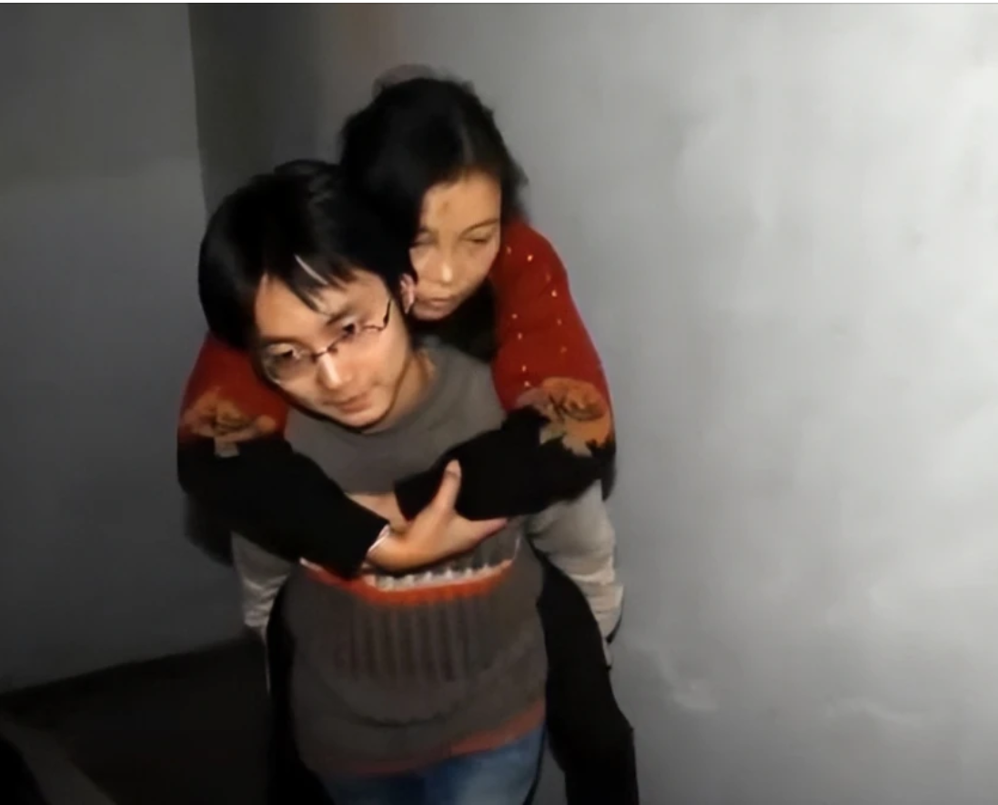 全国道德模范|刘霆：背母上学成全国道德模范，然而，他为什么要变性？