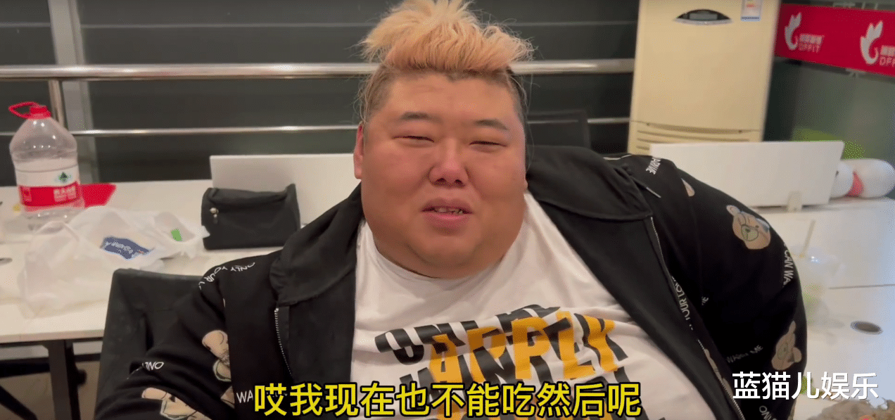 医生 无视医生警告，胖猴仔重操旧业开吃播？网友调侃：能站着做饭了