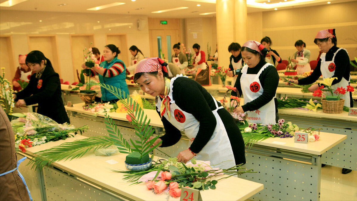 |为啥50岁男人愿意给80岁老太太当保姆：做人不止除了钱还有爱