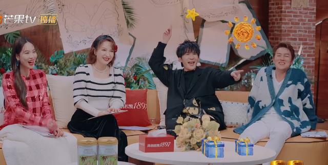 大张伟|《春日迟迟再出发》大张伟长在笑点上,自嘲不敢问王一博要签名