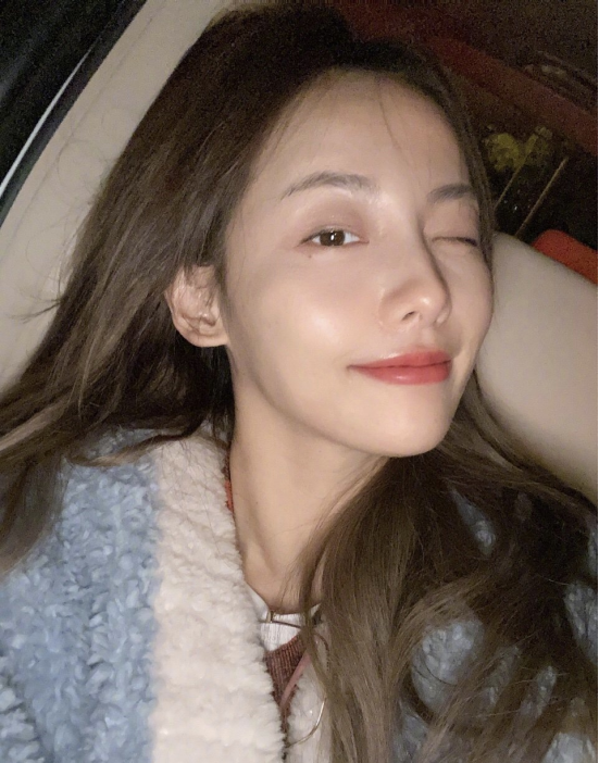 张嘉倪|“阔太”张嘉倪太会持家！住700平豪华别墅，却只用几十块的护肤品