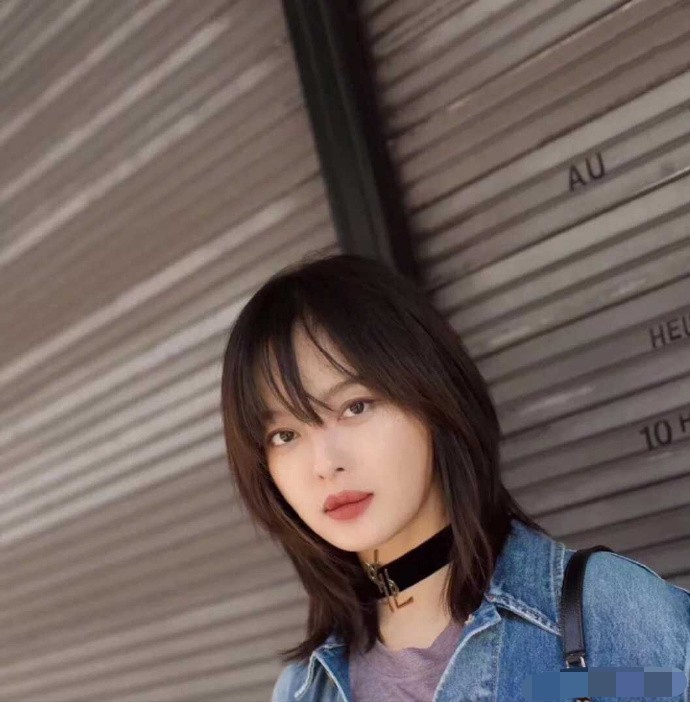 穿衣搭配 辛芷蕾“野味儿”发型太阴森、好诡异？剪成高晓松真的只怪你。